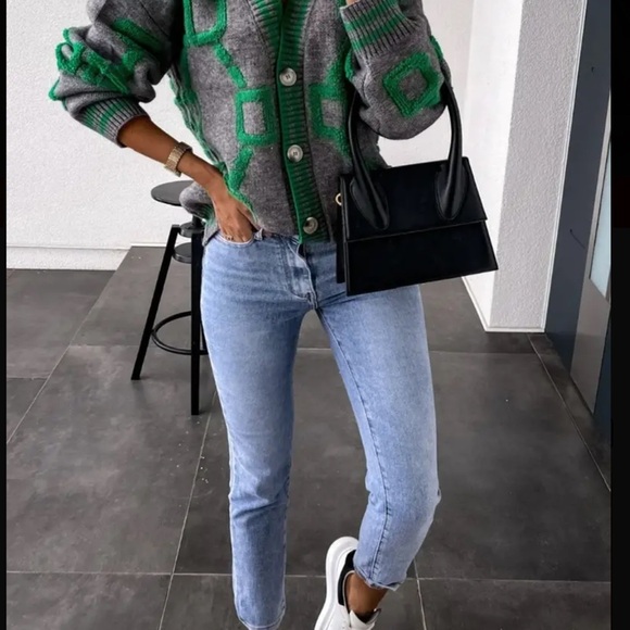 Chic Womens Boyfriend High Contrast Knit Cardigan - V-Neck Button Up Design - Picture 6 of 9